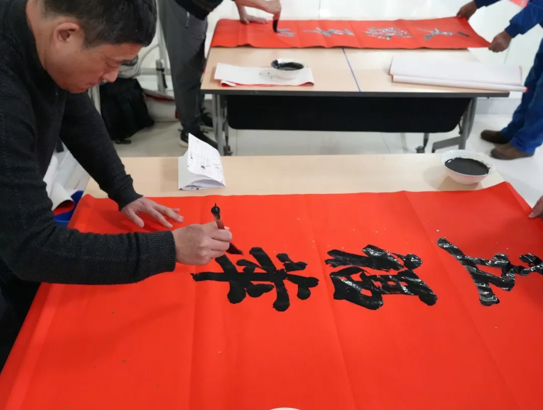 "迎新春、送万福、进万家"诸城市总工会书法公益活动走进东晓生物(图2)